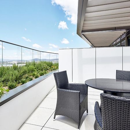 Meriton Suites Canberra Exterior foto A balcony