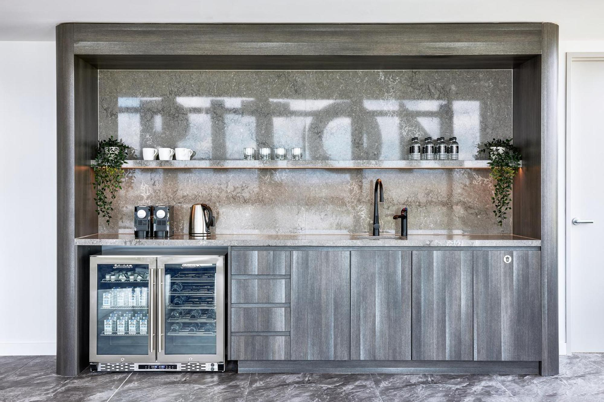 Meriton Suites Canberra Exterior foto A wet bar in a home