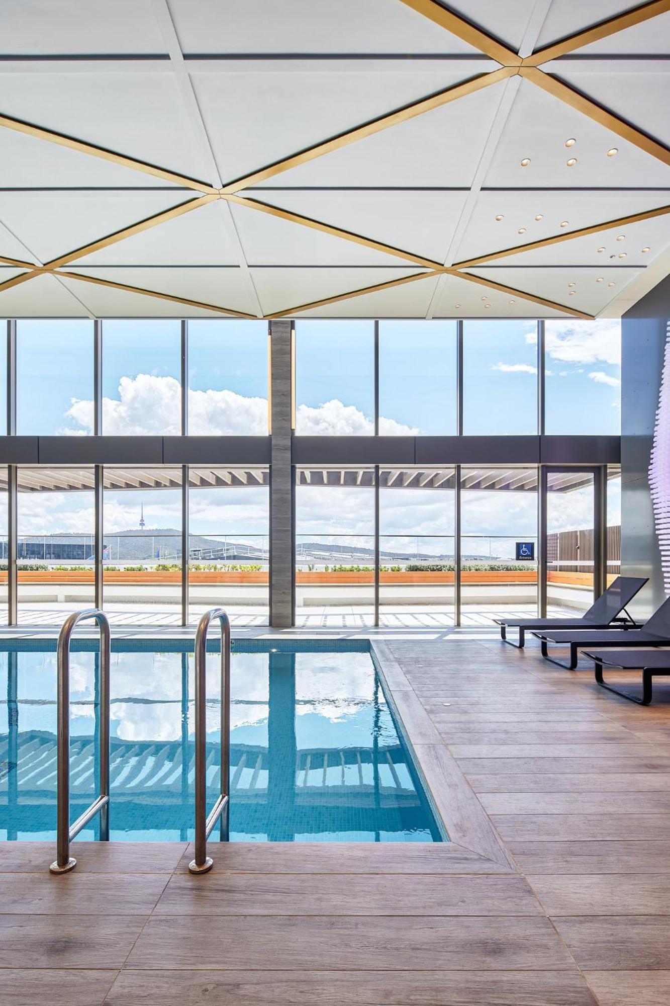 Meriton Suites Canberra Exterior foto The pool at the hotel