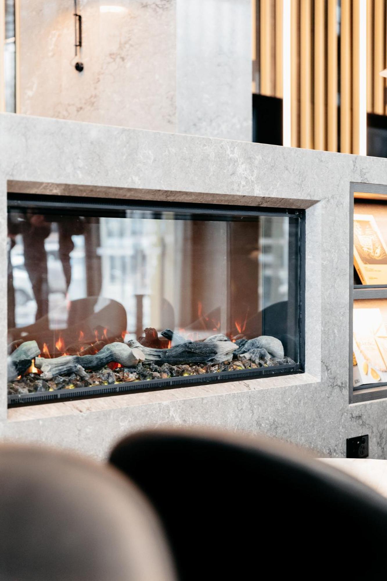 Meriton Suites Canberra Exterior foto A fireplace with ethanol fuel