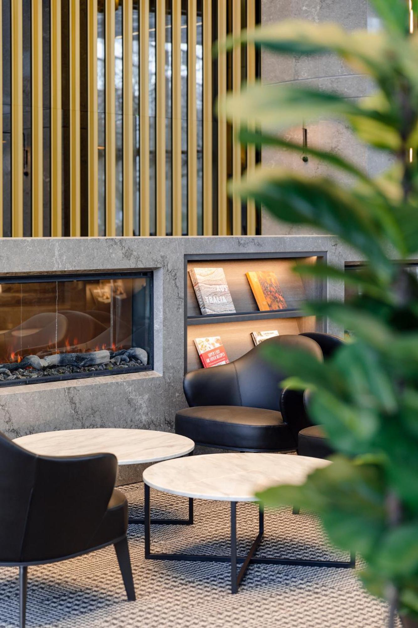 Meriton Suites Canberra Exterior foto The lounge at the airport