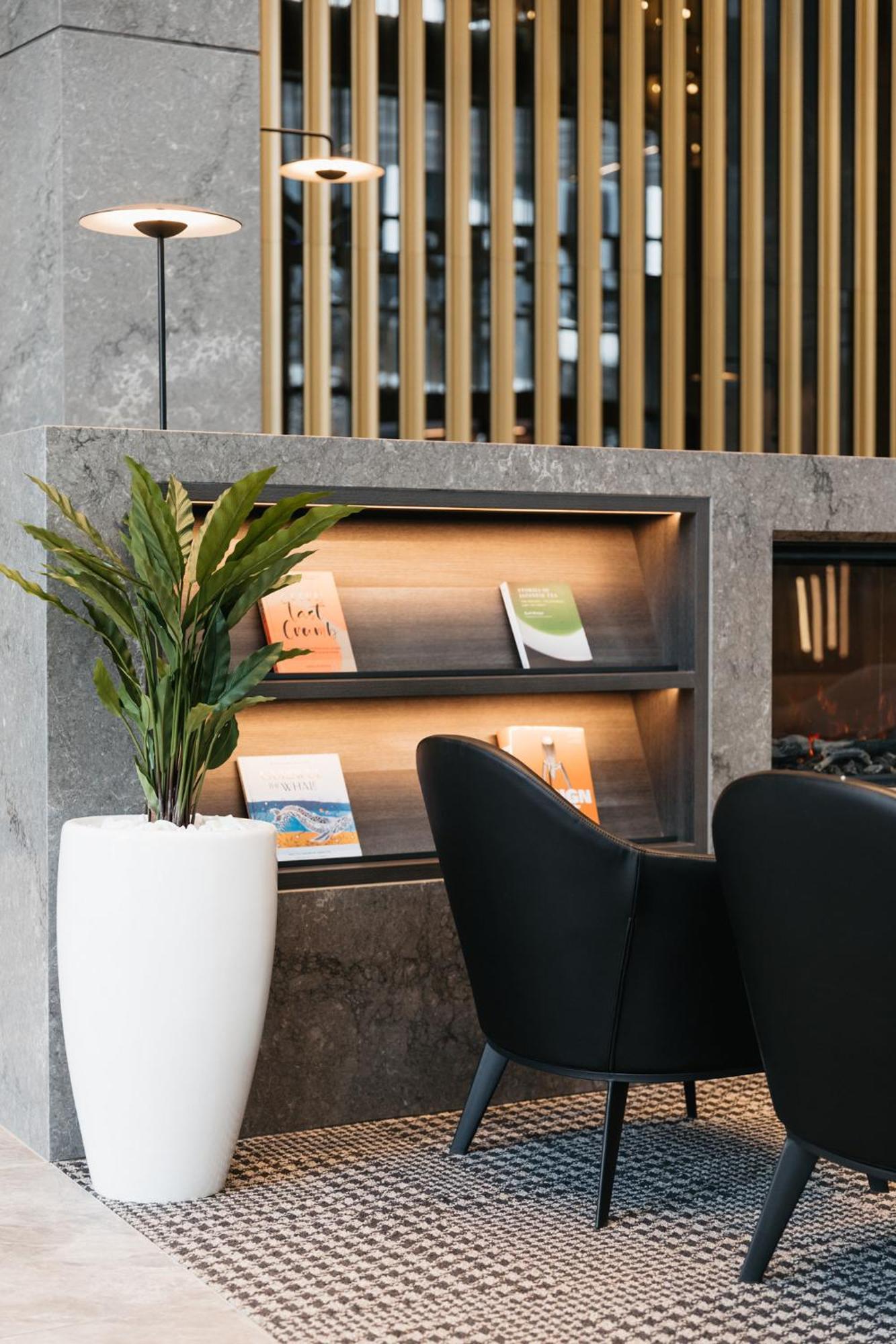 Meriton Suites Canberra Exterior foto Interior of the lounge