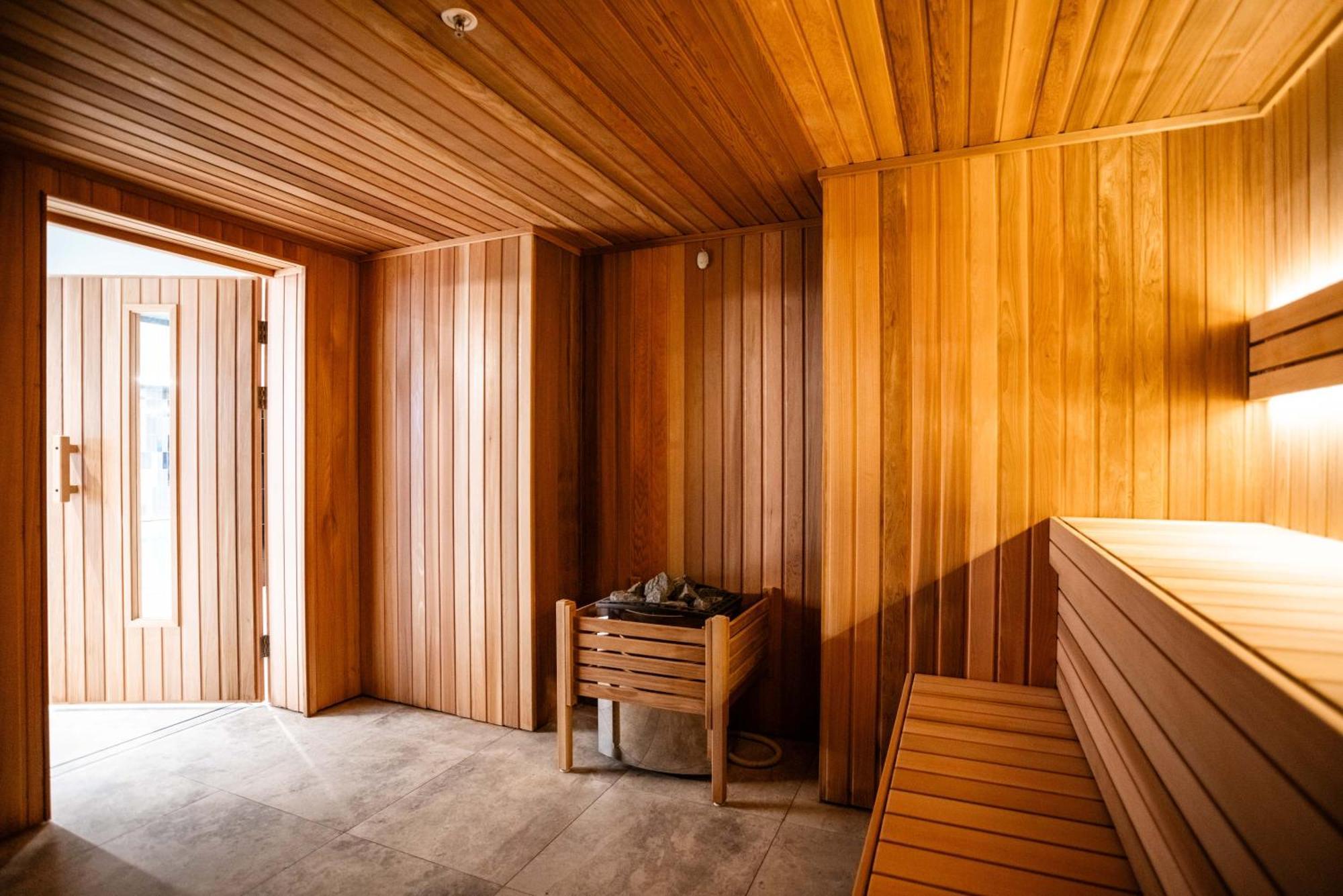 Meriton Suites Canberra Exterior foto A Finnish sauna