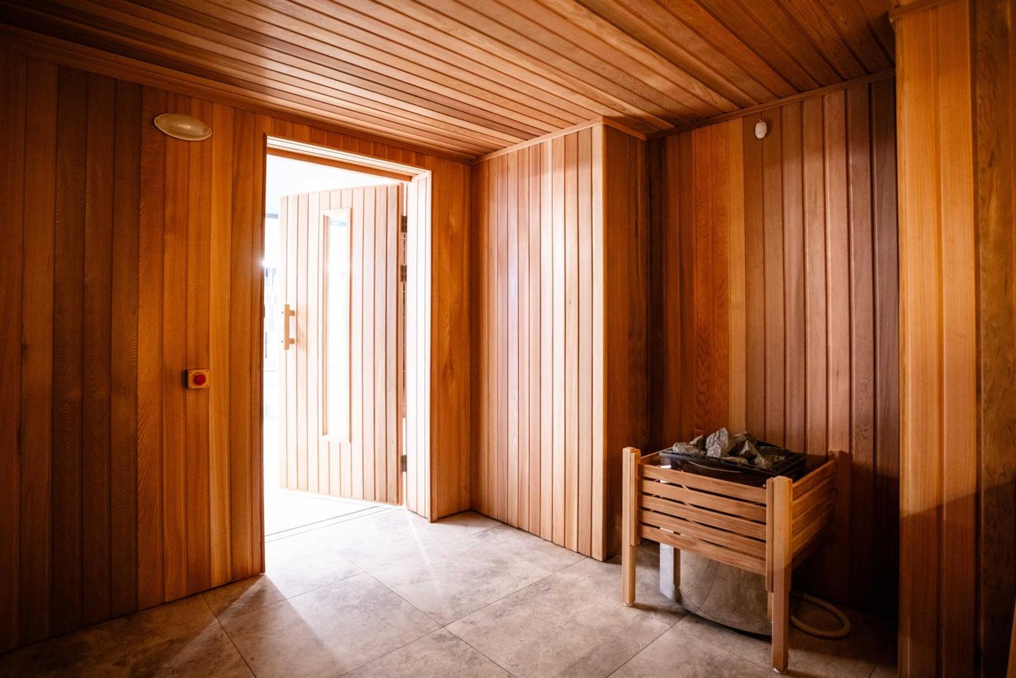 Meriton Suites Canberra Exterior foto A Finnish sauna