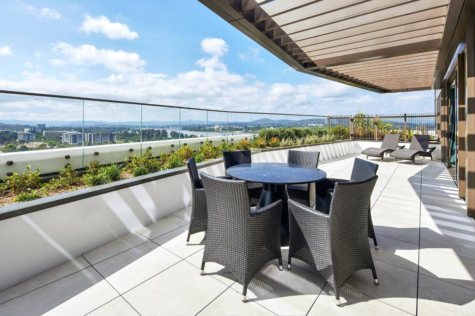 Meriton Suites Canberra Exterior foto The rooftop garden