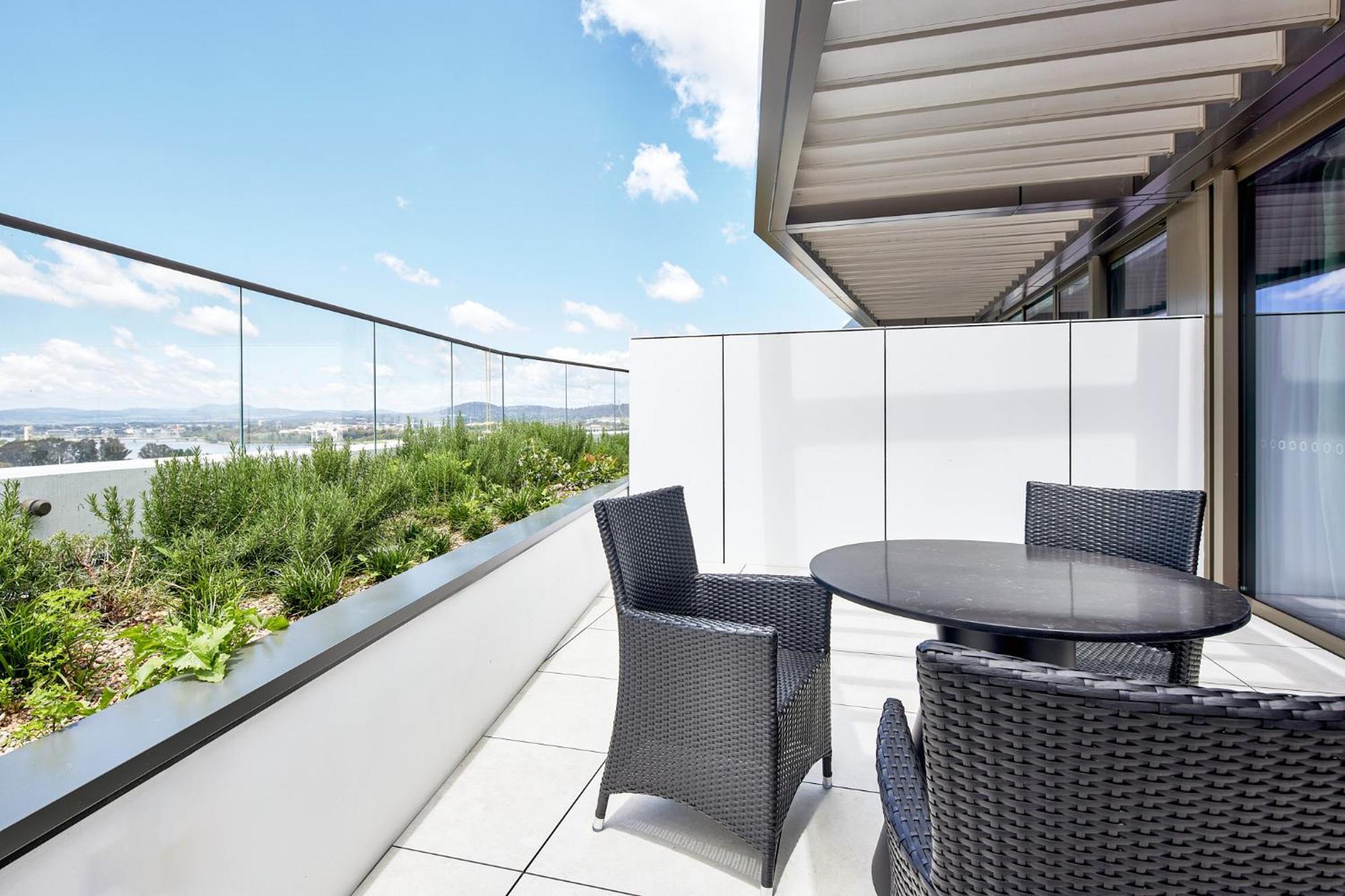 Meriton Suites Canberra Exterior foto A balcony