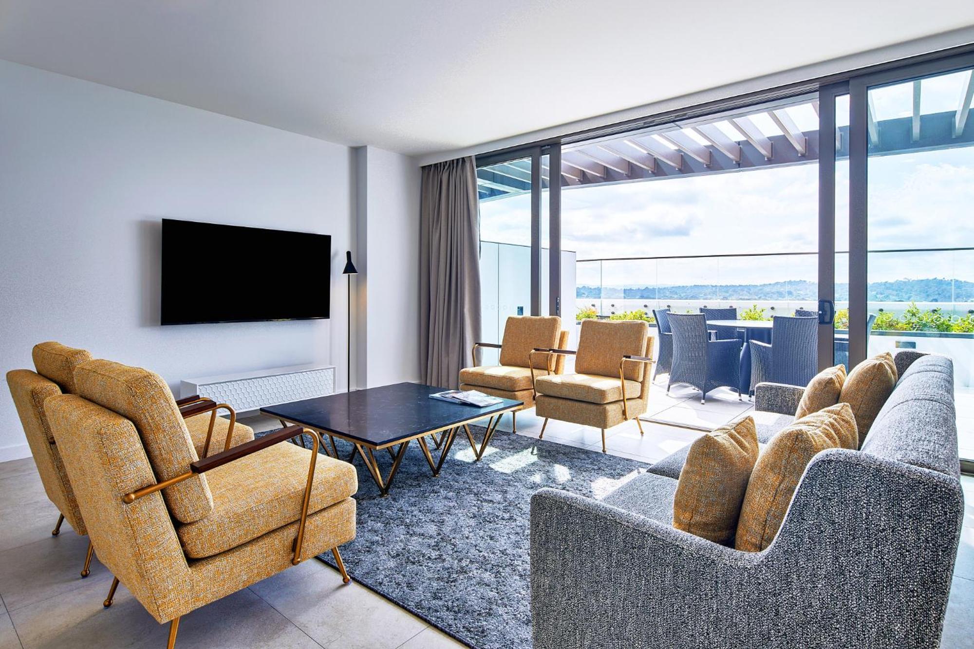 Meriton Suites Canberra Exterior foto A living room at the hotel