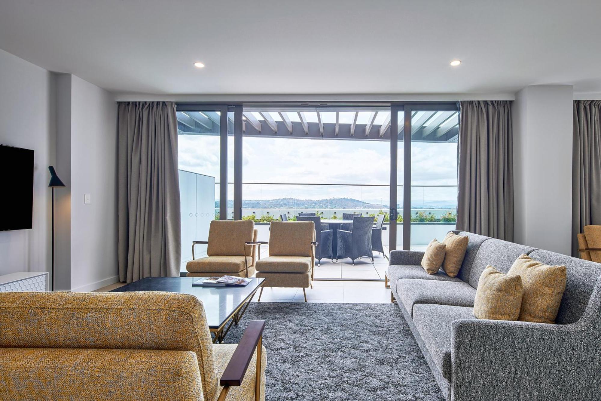 Meriton Suites Canberra Exterior foto A suite at the hotel