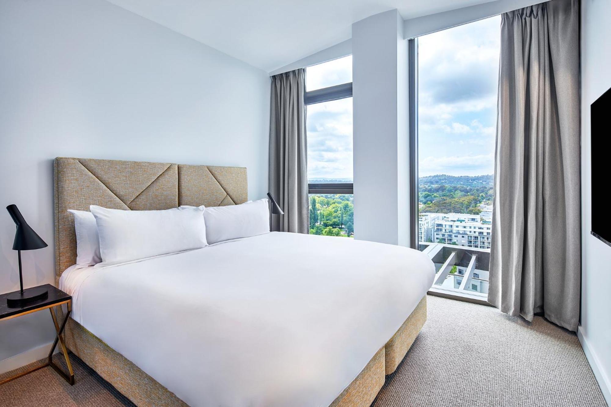 Meriton Suites Canberra Exterior foto A bedroom at the hotel