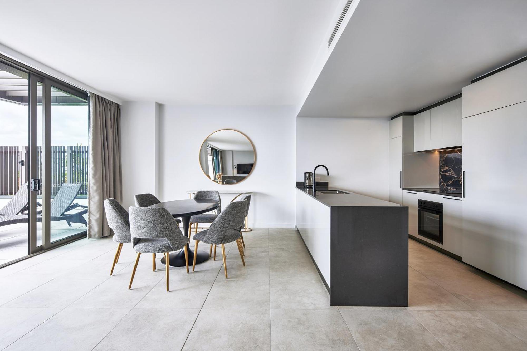 Meriton Suites Canberra Exterior foto The kitchen and dining area of a typical apartment