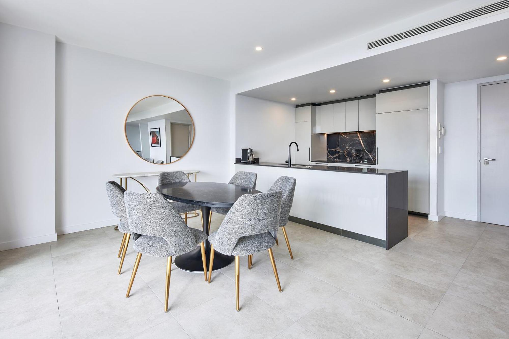Meriton Suites Canberra Exterior foto A typical apartment interior