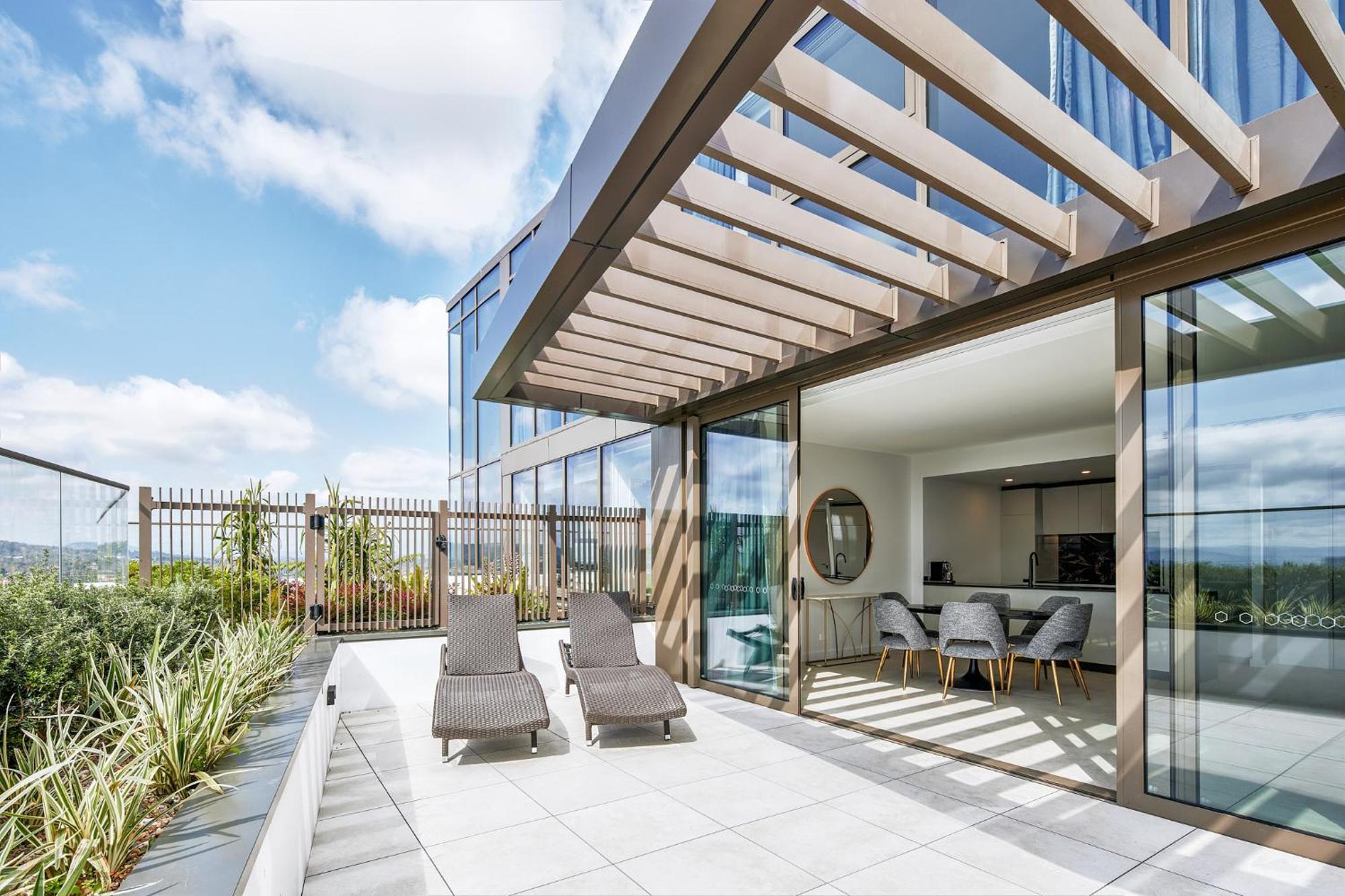Meriton Suites Canberra Exterior foto The rooftop terrace