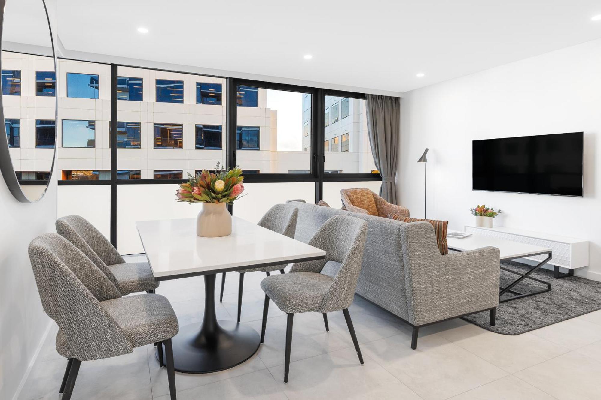 Meriton Suites Canberra Exterior foto A staged apartment