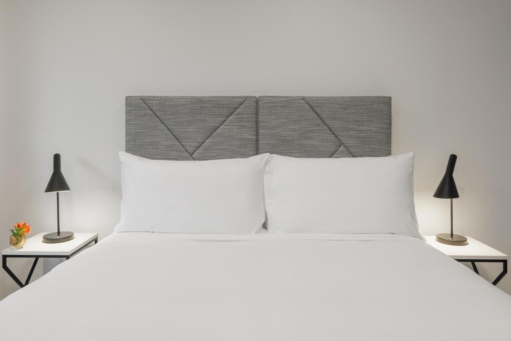 Meriton Suites Canberra Exterior foto A bed with a headboard