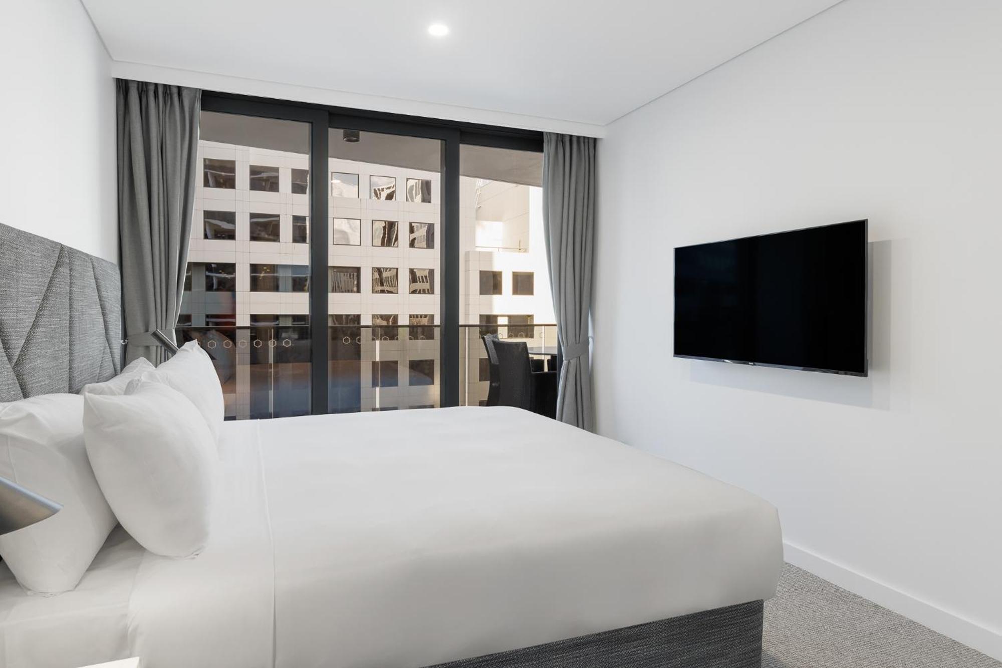 Meriton Suites Canberra Exterior foto A bedroom at the hotel