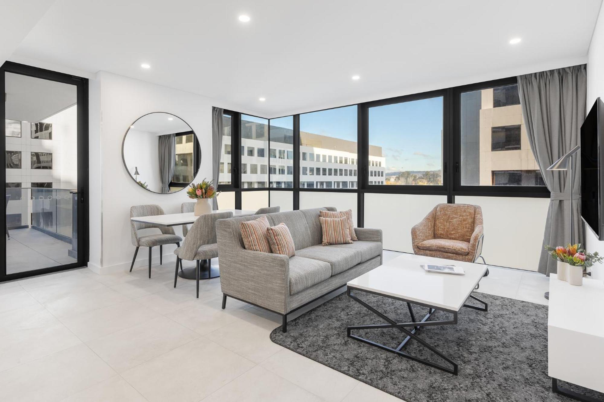 Meriton Suites Canberra Exterior foto The interior of a staged apartment