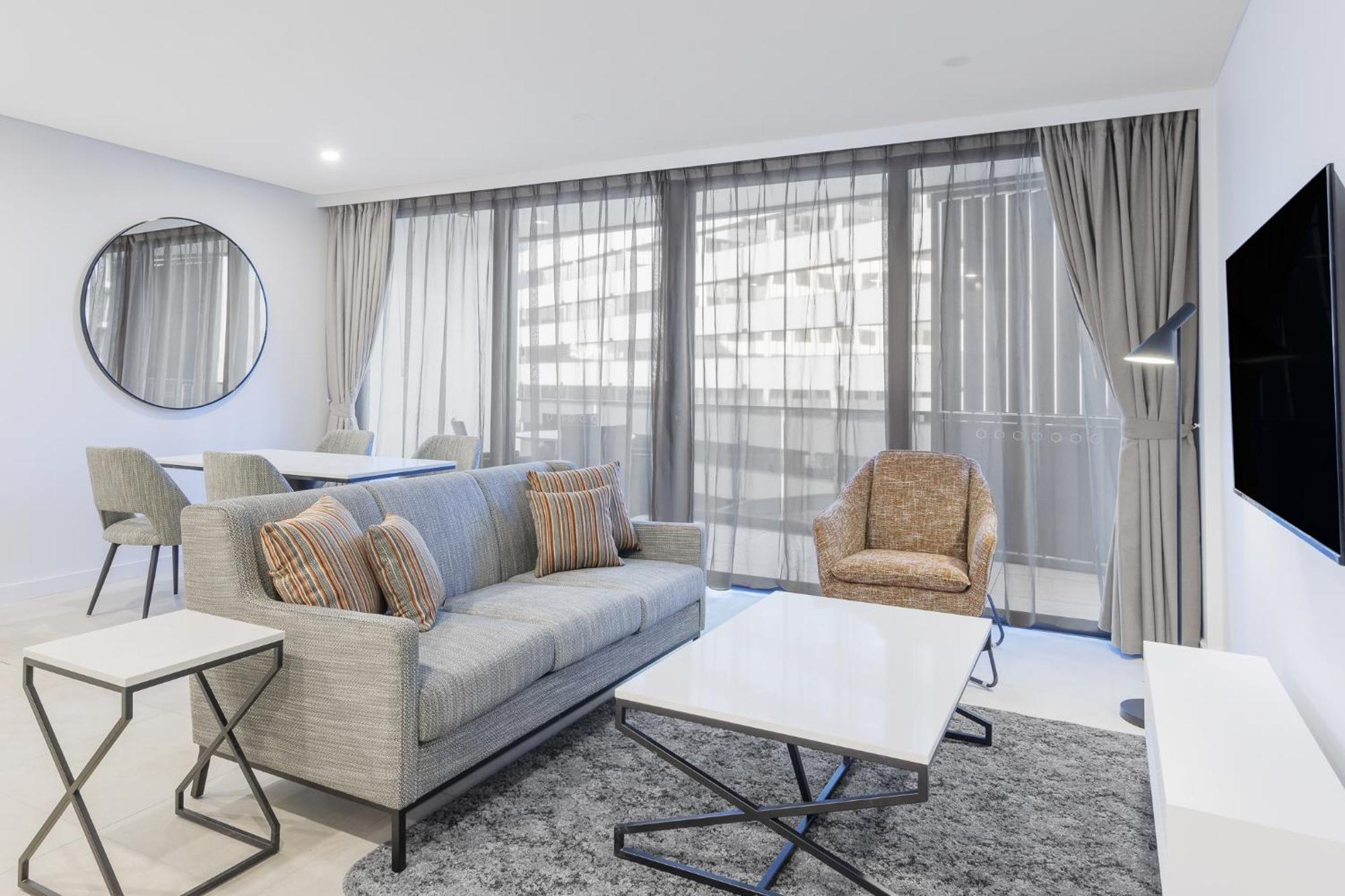 Meriton Suites Canberra Exterior foto The interior of a typical apartment