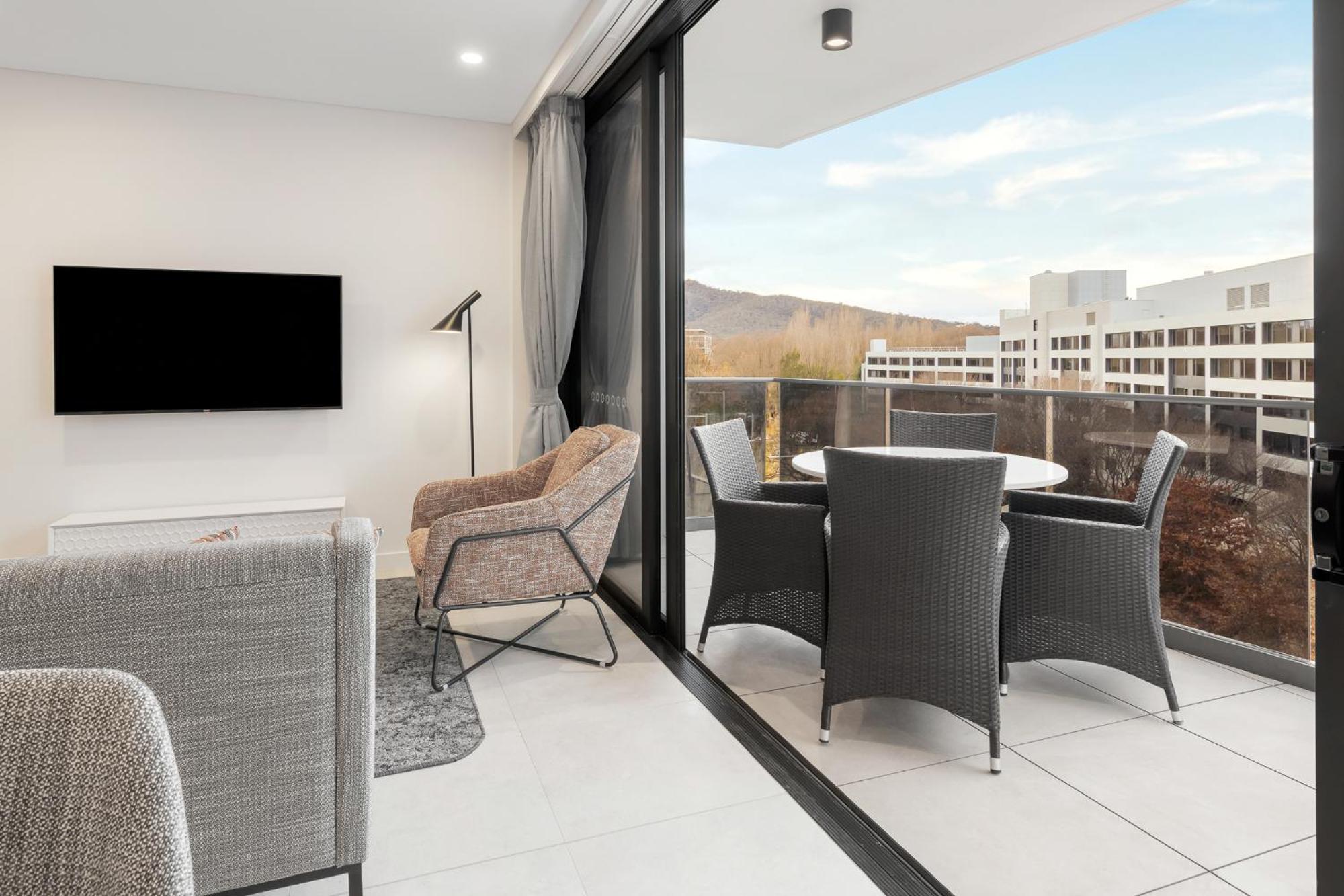 Meriton Suites Canberra Exterior foto The interior of a typical apartment at the complex