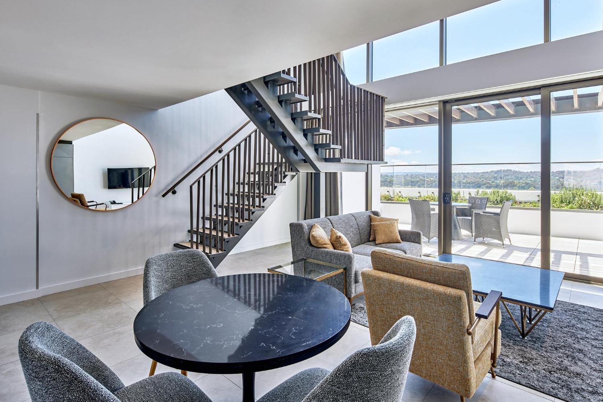 Meriton Suites Canberra Exterior foto The interior of a typical apartment at The Standard