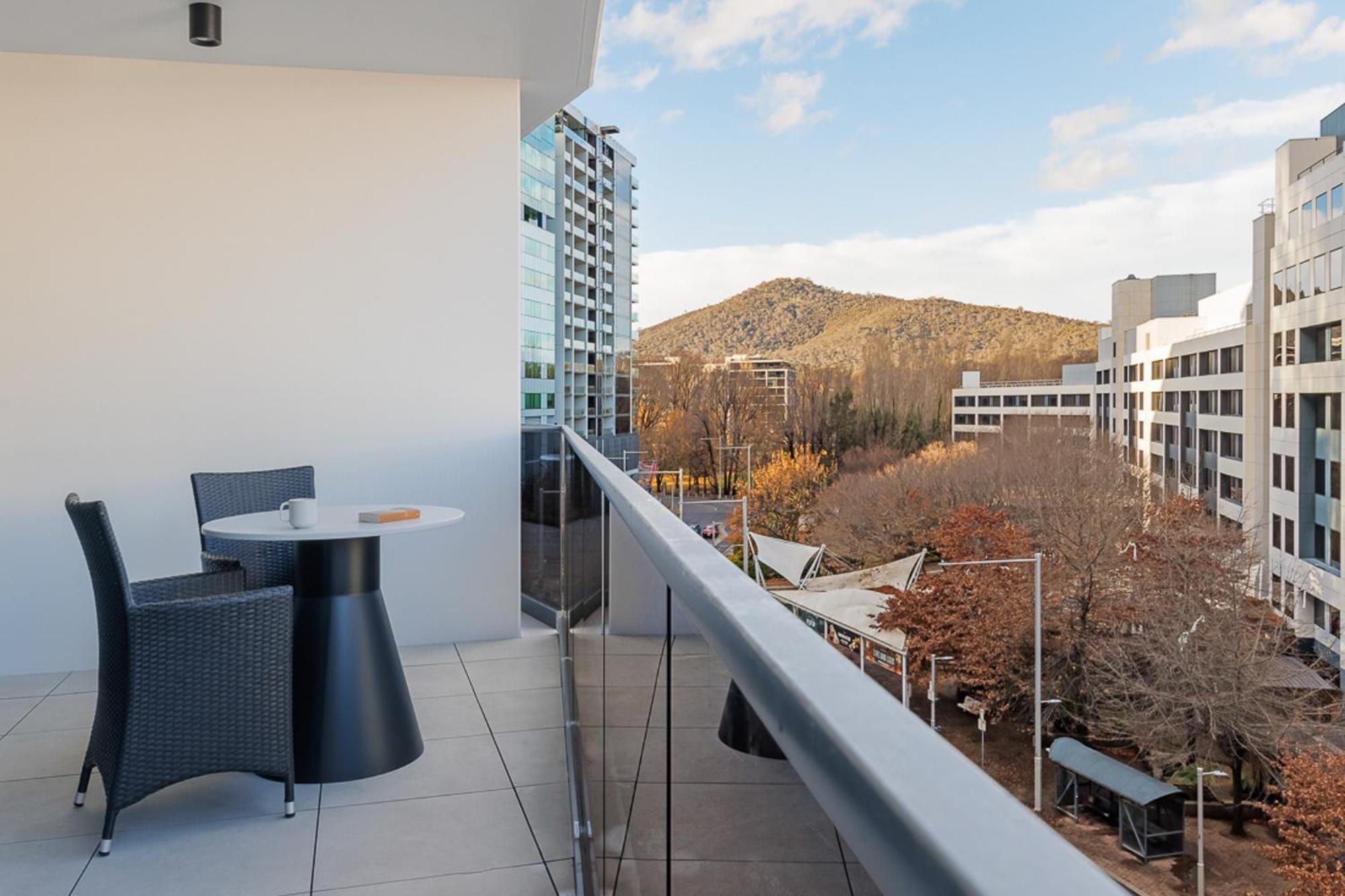 Meriton Suites Canberra Exterior foto A balcony in a residential apartment