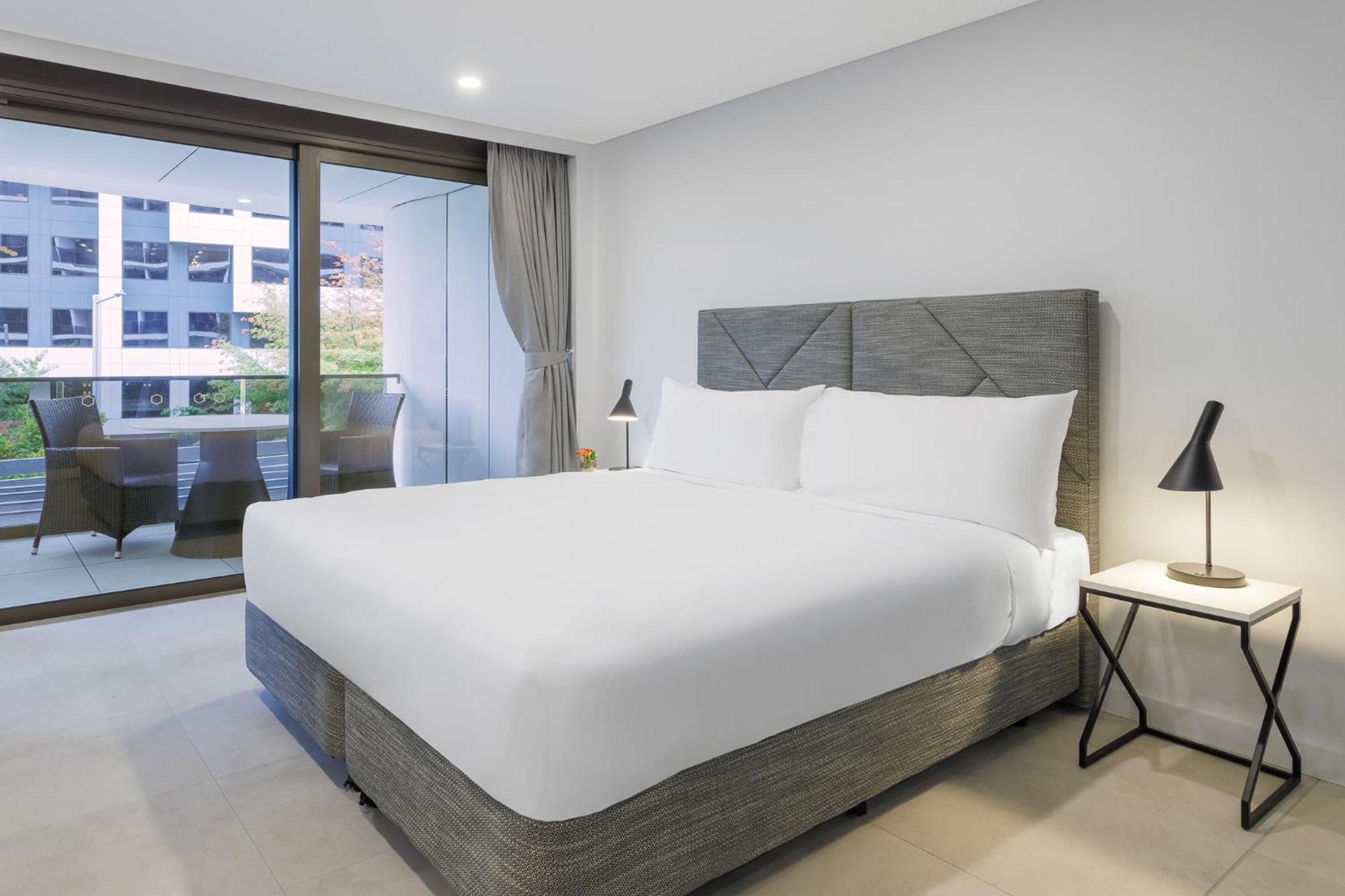 Meriton Suites Canberra Exterior foto A bed with a mattress