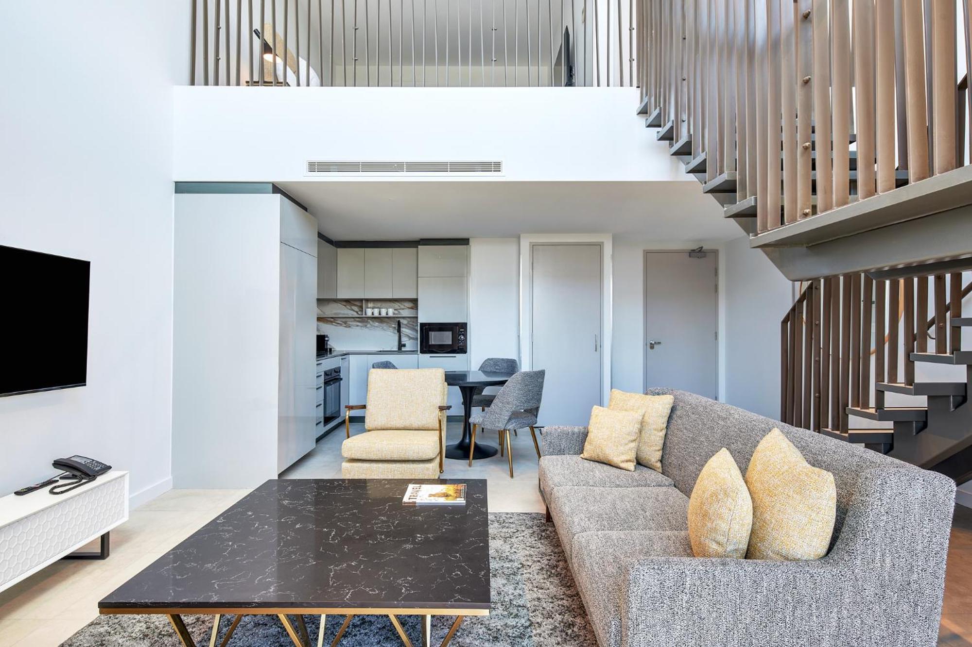 Meriton Suites Canberra Exterior foto The interior of a duplex apartment