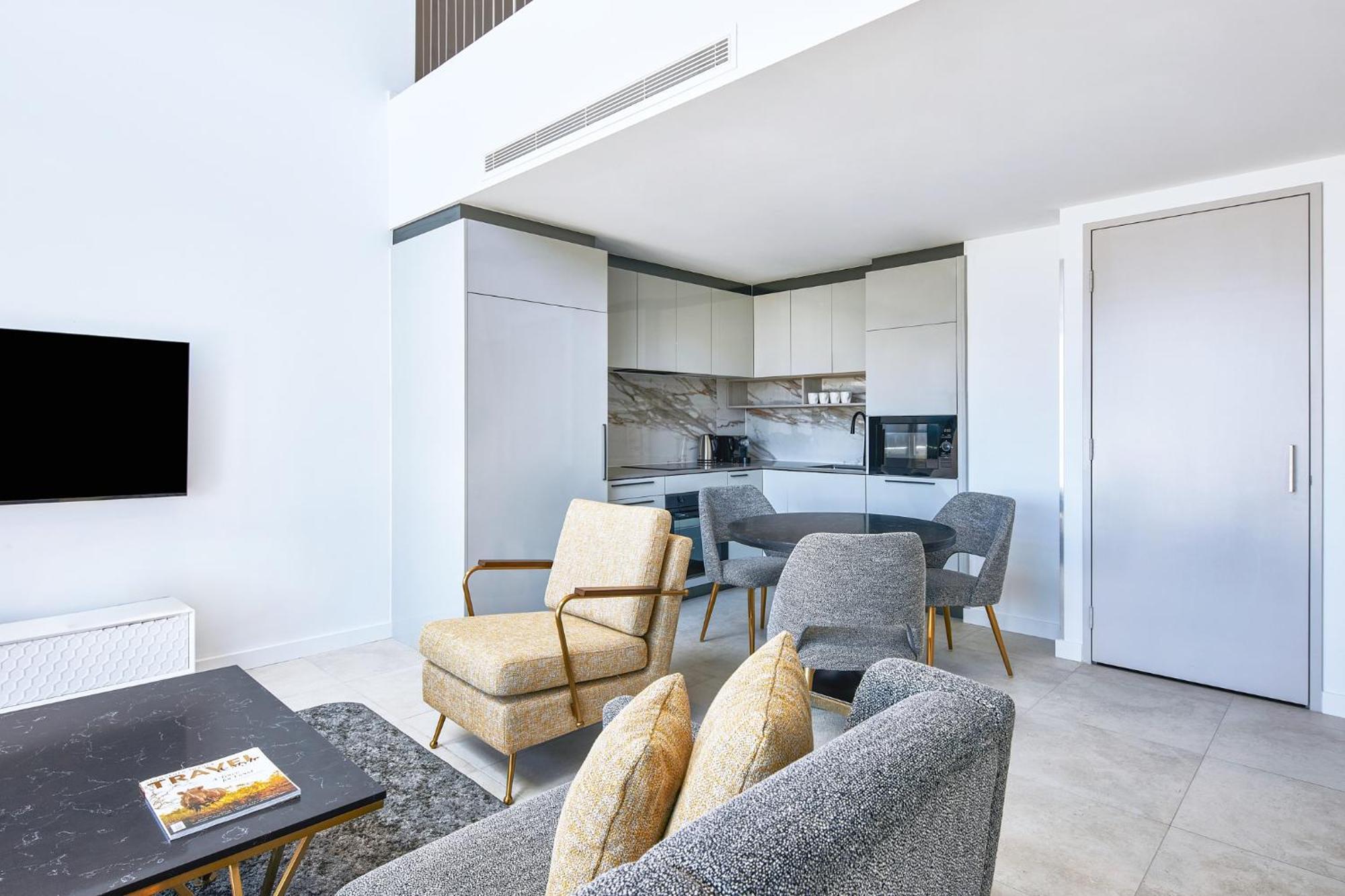 Meriton Suites Canberra Exterior foto The interior of a typical apartment