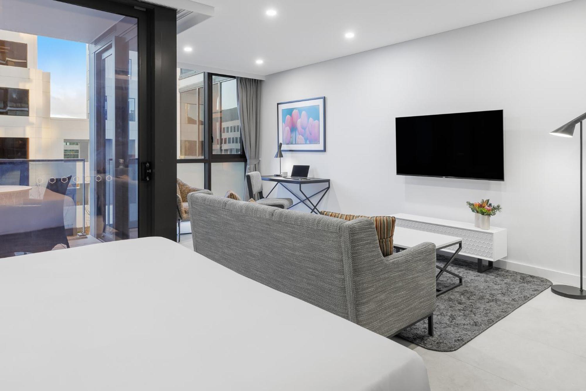 Meriton Suites Canberra Exterior foto The interior of a typical apartment