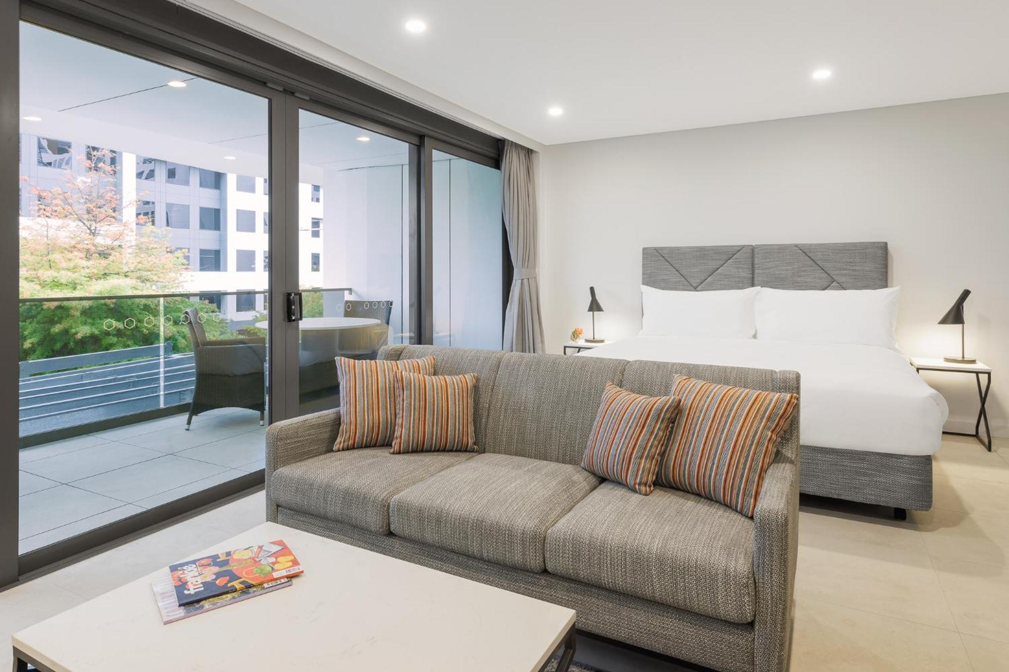 Meriton Suites Canberra Exterior foto A typical Studio apartment at the Mantra on Hay Street